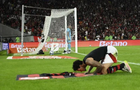 300 vezes o ídolo do Flamengo: atacante alcança marca com títulos, gols e polêmicas. 300 vezes o ídolo do Flamengo: atacante alcança marca com títulos, gols e polêmicas.