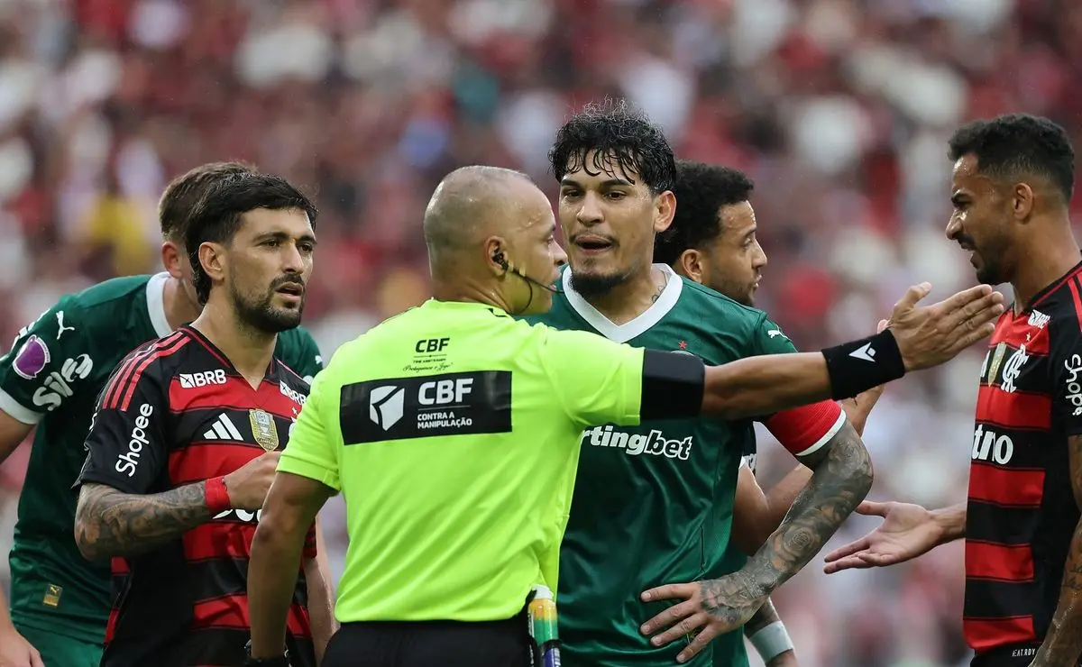 A CBF, após reclamação do Palmeiras, ratifica a segurança da arbitragem de Wilton Pereira Sampaio. A CBF, após reclamação do Palmeiras, ratifica a segurança da arbitragem de Wilton Pereira Sampaio.