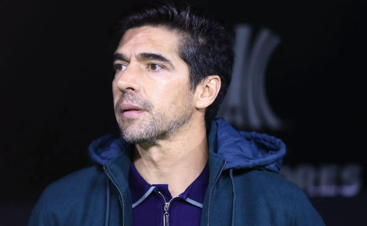 Abel Ferreira relembra vitória controversa sobre o São Paulo para destacar a virada do Palmeiras contra a LDU