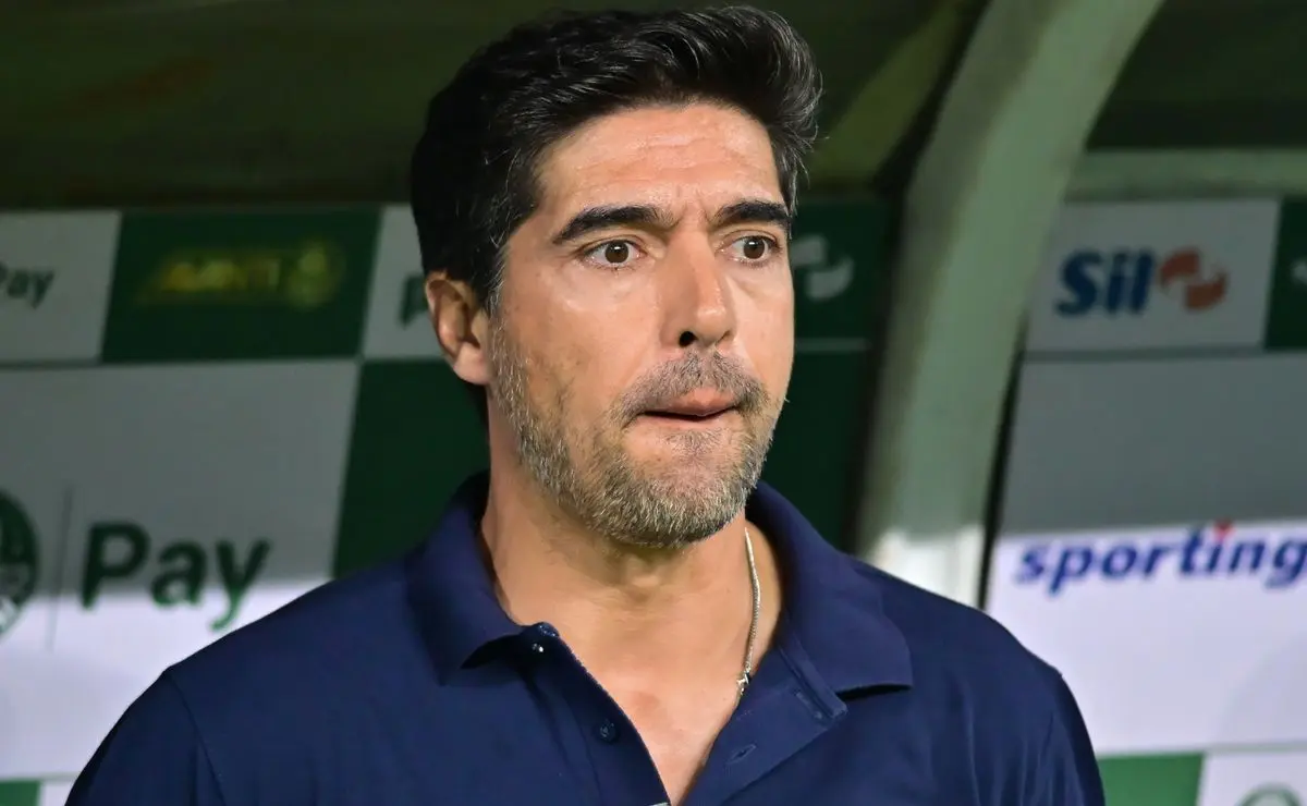 Abel Ferreira se revolta em Palmeiras x Bragantino após Claus marcar pênalti com auxílio do VAR e protestação