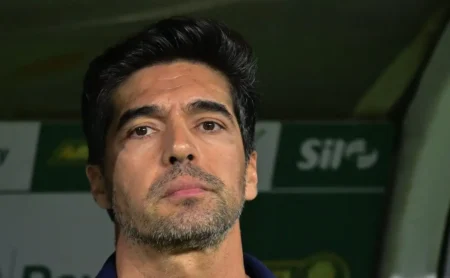 Abel Ferreira usa Grêmio como exemplo ao criticar arbitragem: Não adianta criar narrativas hipócritas Abel Ferreira usa Grêmio como exemplo ao criticar arbitragem: "Não adianta criar narrativas hipócritas"