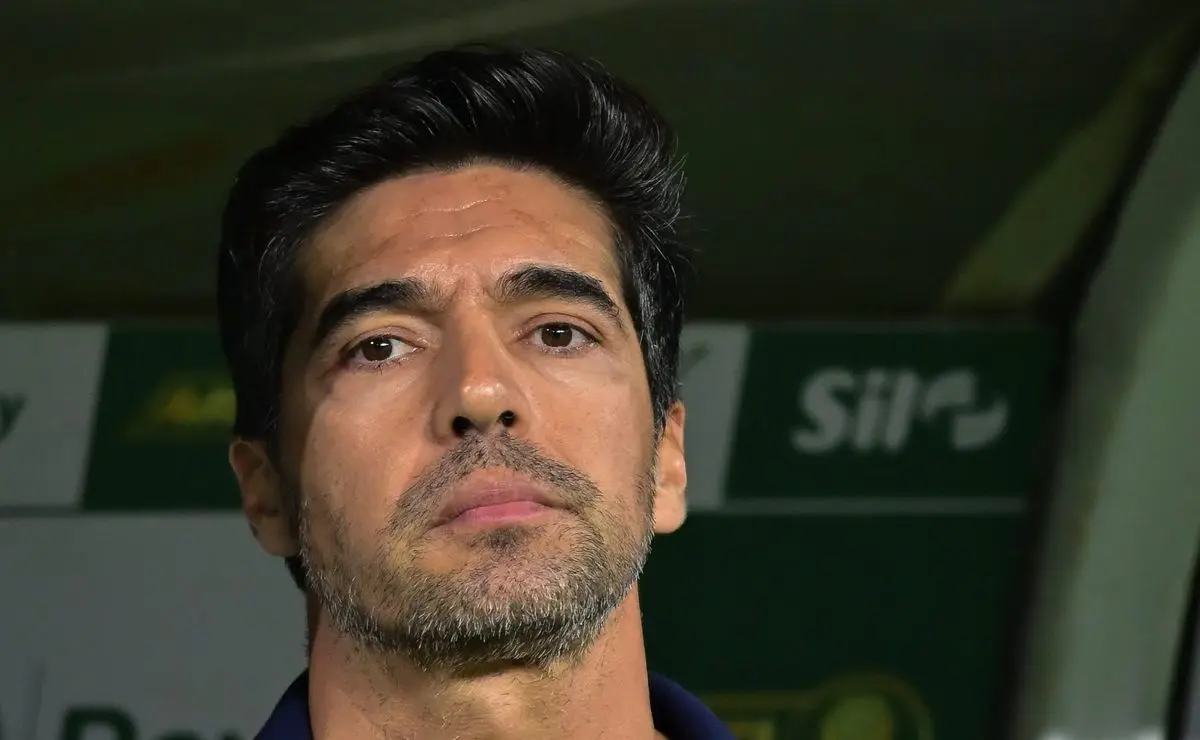 Abel Ferreira usa Grêmio como exemplo ao criticar arbitragem: Não adianta criar narrativas hipócritas Abel Ferreira usa Grêmio como exemplo ao criticar arbitragem: "Não adianta criar narrativas hipócritas"
