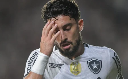 Alex Telles desabafa sobre lesão e planeja retornar ao Botafogo o mais breve possível. Alex Telles desabafa sobre lesão e planeja retornar ao Botafogo o mais breve possível.