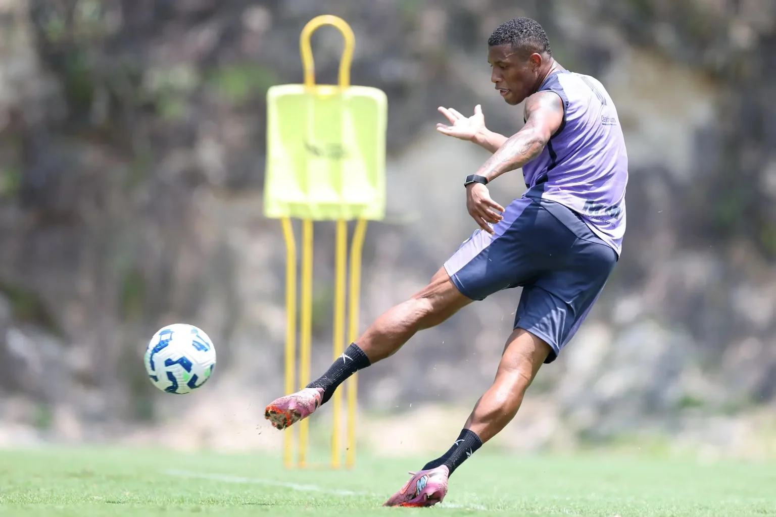 Alex Telles e Danilo: Retorno aos Treinos no Botafogo Após Recuperação de Lesões Alex Telles e Danilo: Retorno aos Treinos no Botafogo Após Recuperação de Lesões