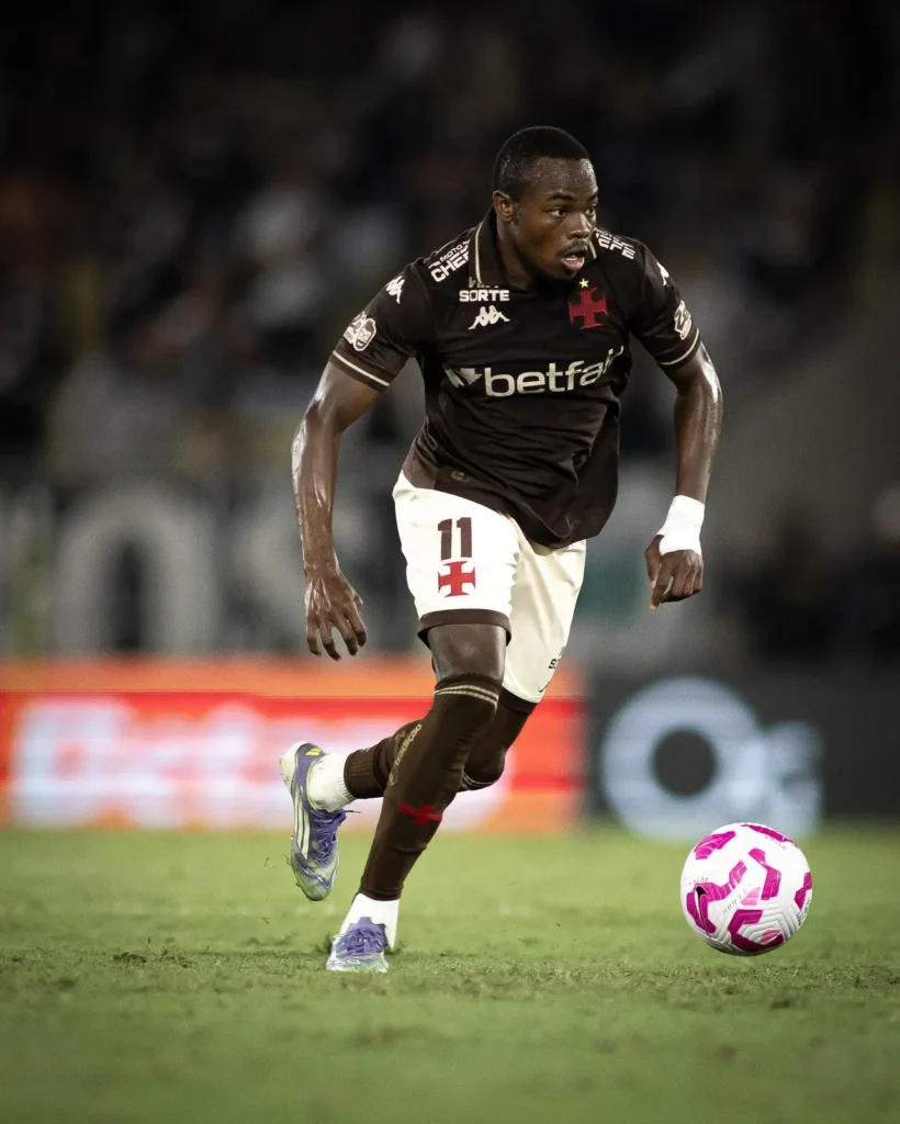 Andrés Gómez se beneficia de vacilo de Vegetti, ganha espaço e altera o ataque do Vasco Andrés Gómez se beneficia de vacilo de Vegetti, ganha espaço e altera o ataque do Vasco