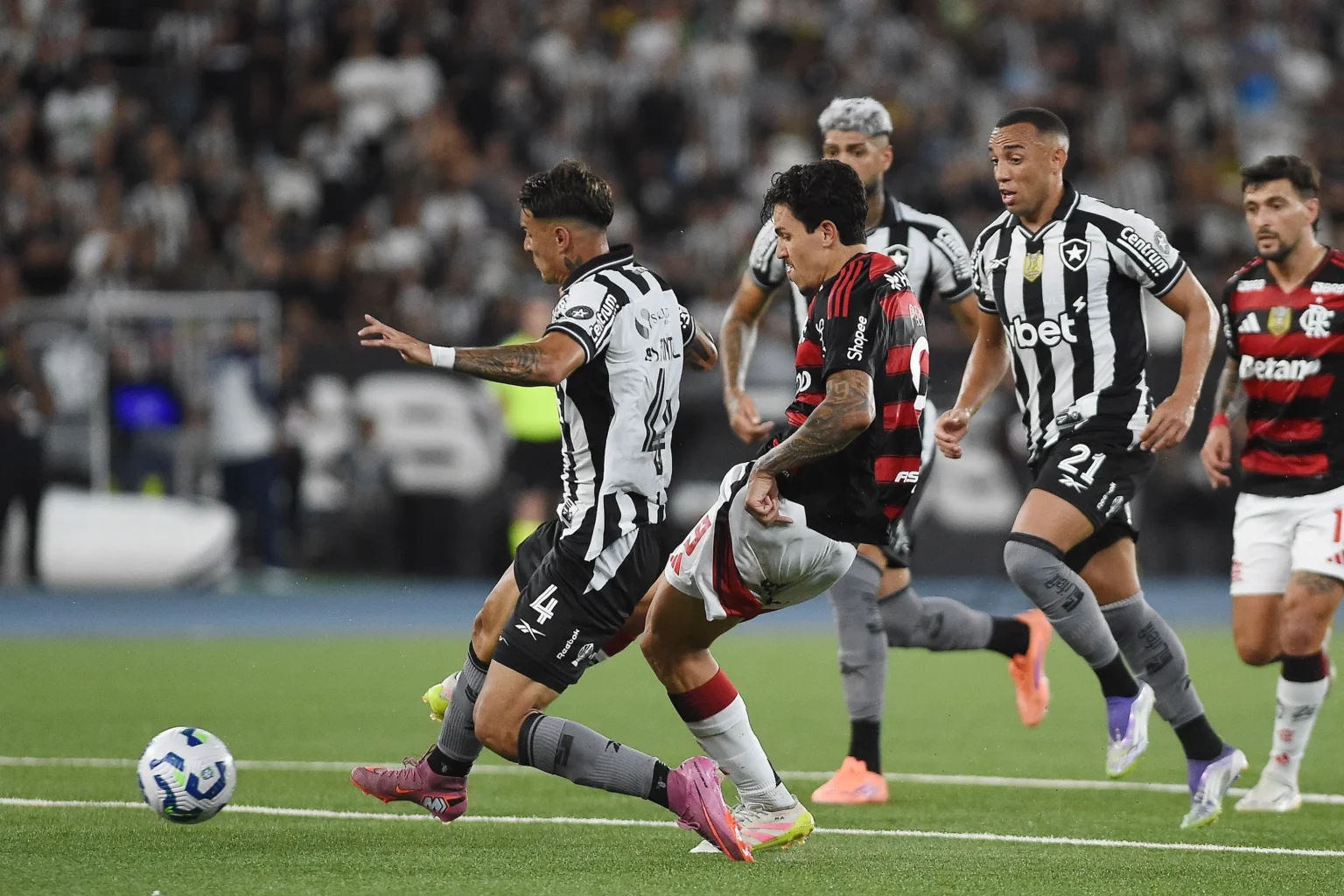 Análise: sem reação, Botafogo cai derrotado no clássico, afastando-se do objetivo restante