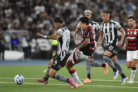 Análise: sem reação, Botafogo cai derrotado no clássico, afastando-se do objetivo restante