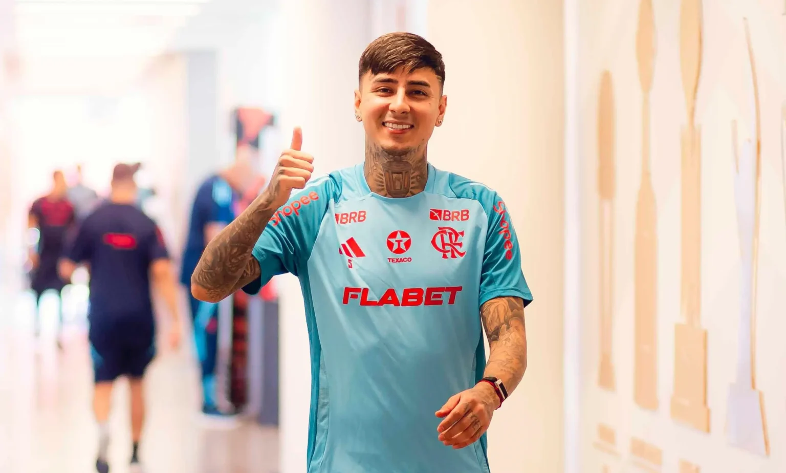 Após três meses da lesão, Pulgar vive dias de volta ao futebol e será reavaliado pelo técnico para Botafogo x Flamengo