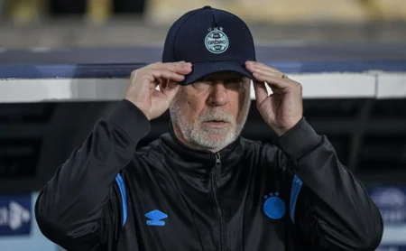 Aravena coloca em xeque a sequência do Grêmio com problema muscular que pode desfalcar o time.