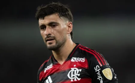 Arrascaeta é alvo de tentativa de assalto na saída do Maracanã após Flamengo x Palmeiras Arrascaeta é alvo de tentativa de assalto na saída do Maracanã após Flamengo x Palmeiras