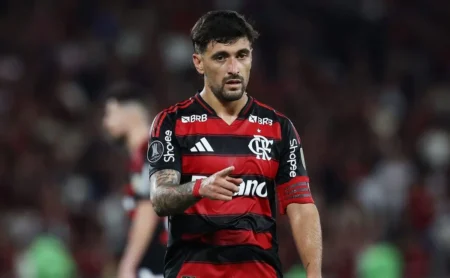 Arrascaeta empolga torcida do Flamengo para duelo contra o Sport e envia mensagem