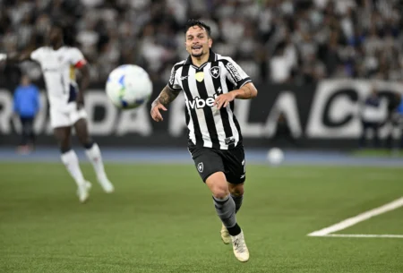 "Artur busca convite no Botafogo, abre mão de folga e dedica-se ao treino"