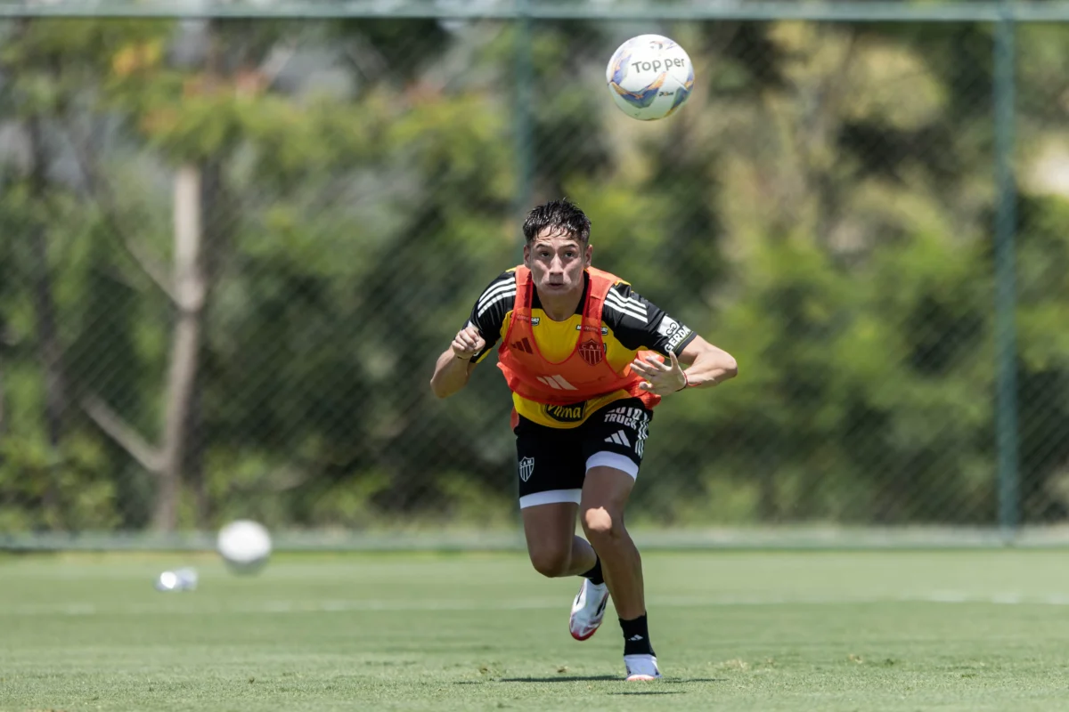 Atlético-MG mantém em mistério a condição de Iván Román após corte da seleção chilena