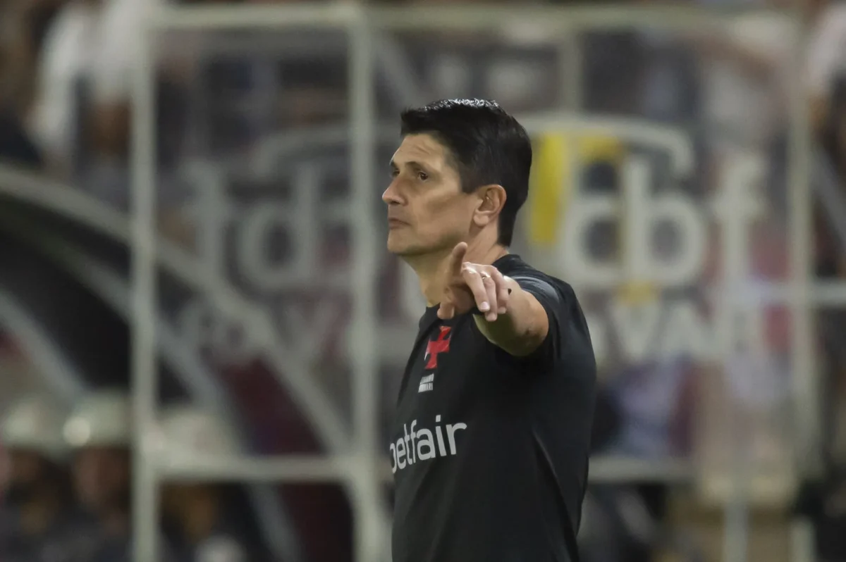 Auxiliar do Vasco celebra gols de Vegetti e resume vitória: "Efetivos nas finalizações"