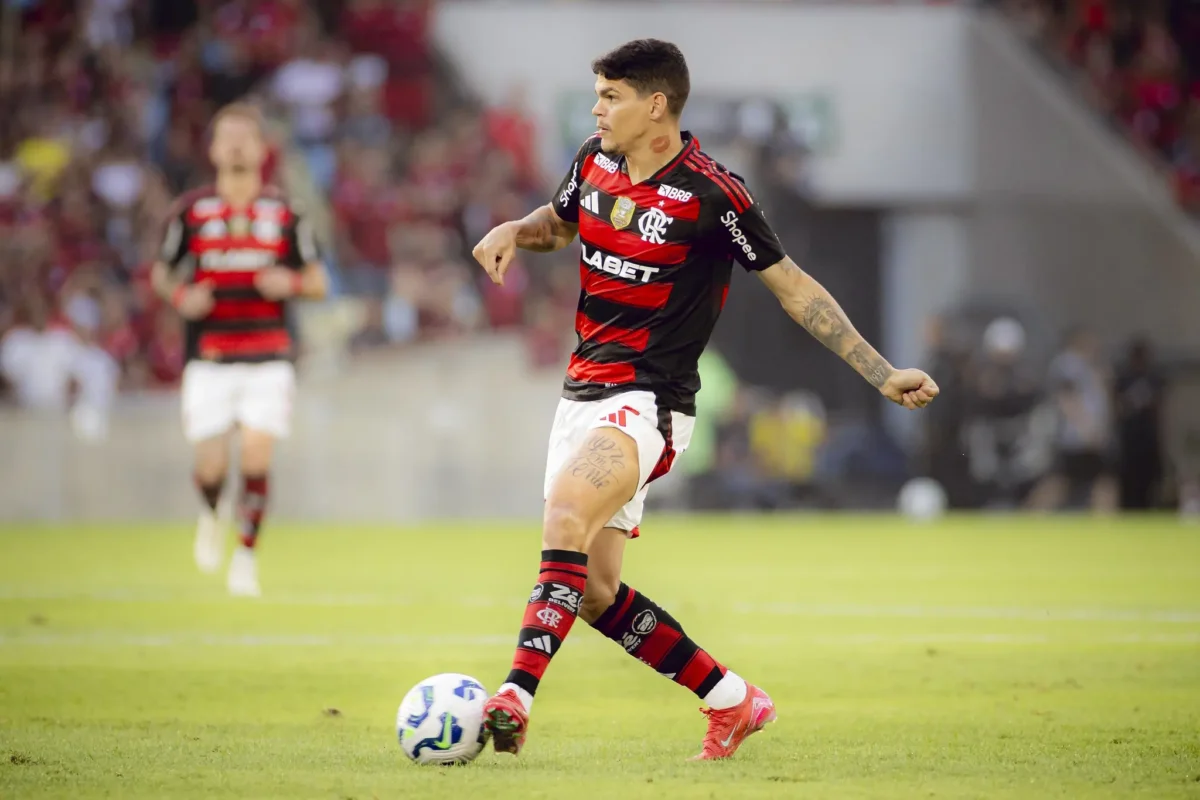Ayrton Lucas lidera disputa pela lateral esquerda e pode atingir marca de 200 jogos no Flamengo