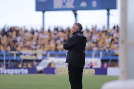 Baptista destaca o ponto do Criciúma diante do Avaí: "Essa equipe aprendeu a não desistir"