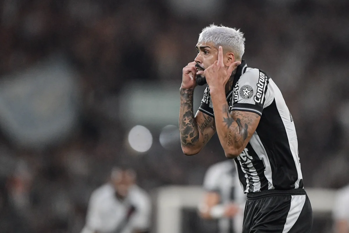 Barboza, do Botafogo, lidera o Brasileirão em cartões amarelos recebidos Barboza, do Botafogo, lidera o Brasileirão em cartões amarelos recebidos