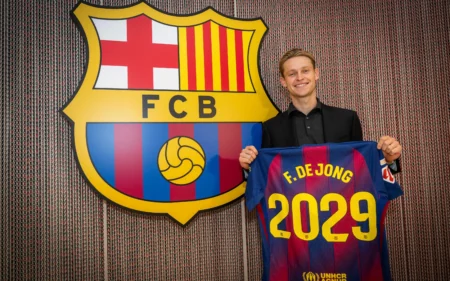 Barcelona coloca multa de R$ 3,1 bilhões por não vender meia holandês