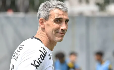 Billal Brahimi mira aprender português e busca mais minutos com Vojvoda em 2026