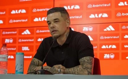 Bolívar revela missão crucial de D’Alessandro com o elenco do Inter: eles não podem esperar Bolívar revela missão crucial de D'Alessandro com o elenco do Inter: "eles não podem esperar"