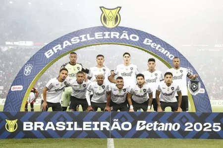 Botafogo reencontra o Flamengo no Campeonato Brasileiro com oito mudanças no time titular Botafogo reencontra o Flamengo no Campeonato Brasileiro com oito mudanças no time titular
