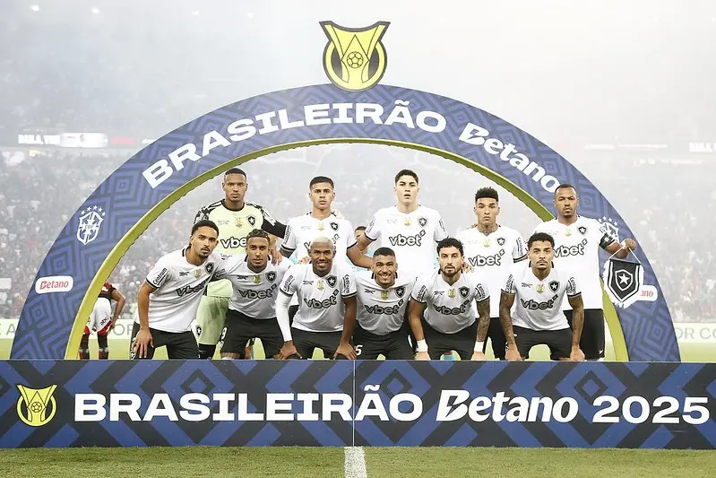 Botafogo reencontra o Flamengo no Campeonato Brasileiro com oito mudanças no time titular Botafogo reencontra o Flamengo no Campeonato Brasileiro com oito mudanças no time titular