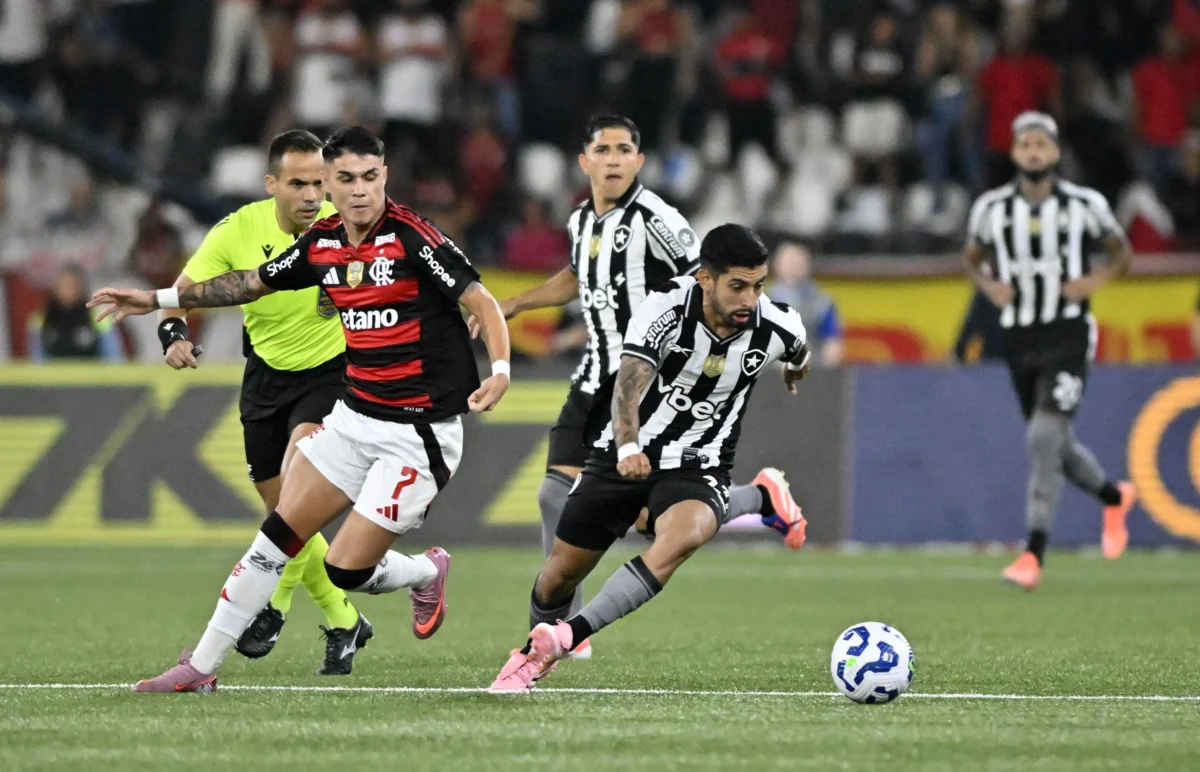Boto questiona marcação de pênalti não marcado para o Flamengo contra o Botafogo: Até quando? Boto questiona marcação de pênalti não marcado para o Flamengo contra o Botafogo: "Até quando?"