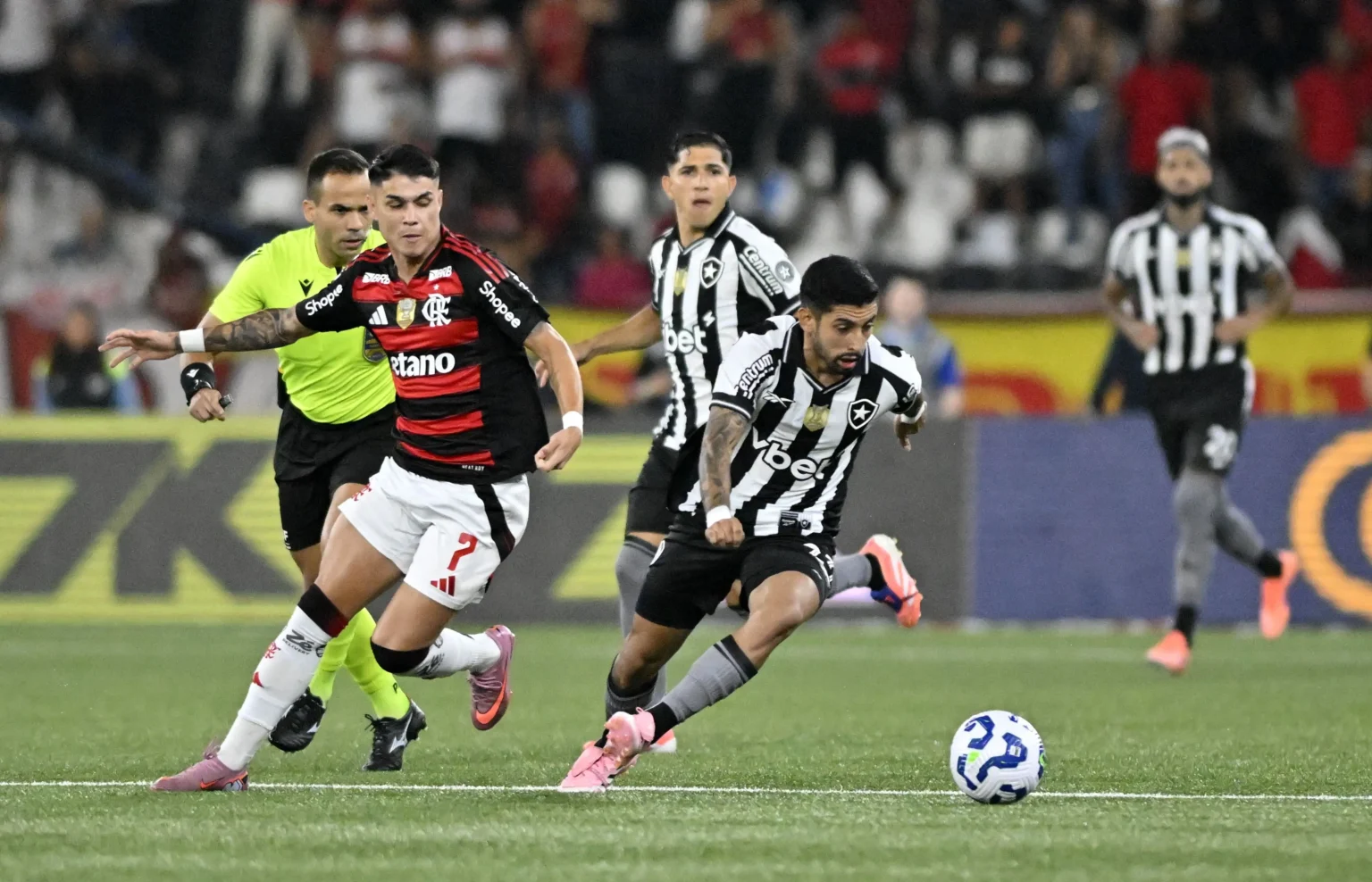 Boto questiona marcação de pênalti não marcado para o Flamengo contra o Botafogo: "Até quando?"