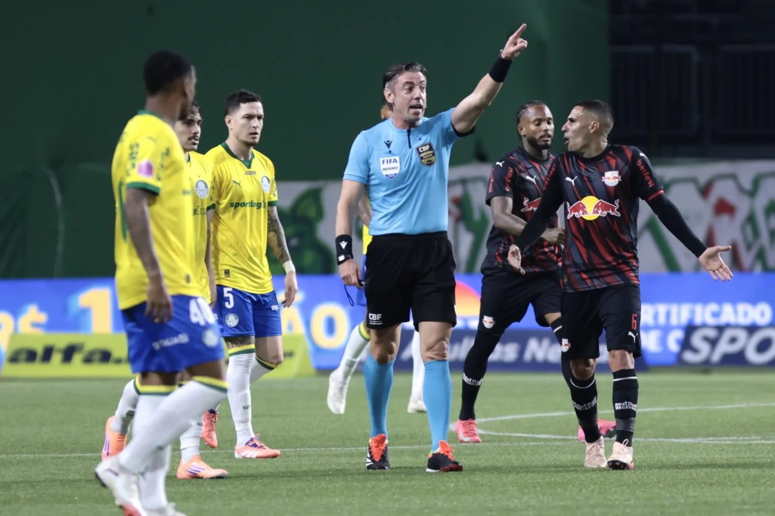 CBF divulga áudio do VAR em pênalti de Palmeiras x Bragantino: Braço antinatural do jogador CBF divulga áudio do VAR em pênalti de Palmeiras x Bragantino: "Braço antinatural do jogador"