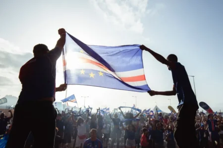 Cabo Verde, o menor país classificado para a Copa, tem metade do time nascido no exterior.