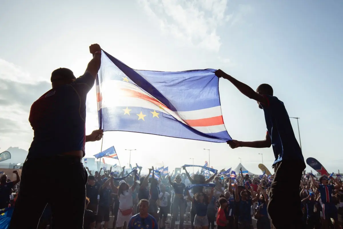 Cabo Verde, o menor país classificado para a Copa, tem metade do time nascido no exterior. Cabo Verde, o menor país classificado para a Copa, tem metade do time nascido no exterior.