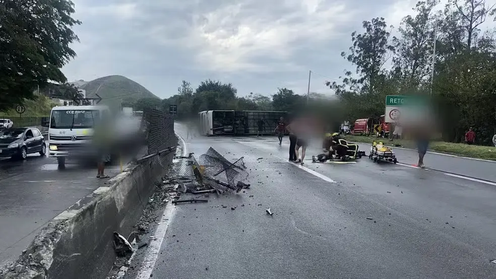Caminhonete de torcedores do Flamengo tomba em rota para a Argentina