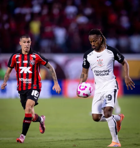 Carrillo Retorna ao Corinthians como Titular e Supera Expectativas de Dorival Carrillo Retorna ao Corinthians como Titular e Supera Expectativas de Dorival