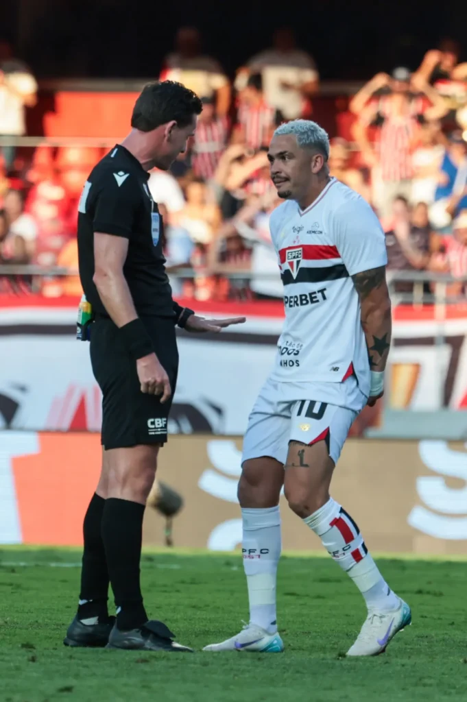Casares sugere que Ramon Abatti Abel não atue mais em jogos do São Paulo após atuação no Choque-Rei
