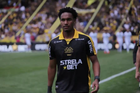 Cauê desabafa após lesão em estreia pelo Criciúma: "Difícil de entender"