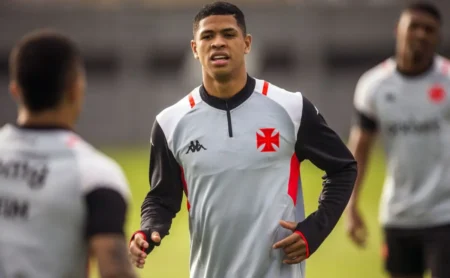 Cauan Barros desperta interesse europeu e desperta valorização no Vasco, venda em 2026 não descartada. Cauan Barros desperta interesse europeu e desperta valorização no Vasco, venda em 2026 não descartada.