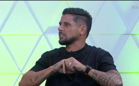 Cicinho projeta jogo de seis gols e vitória do Flamengo sobre Palmeiras