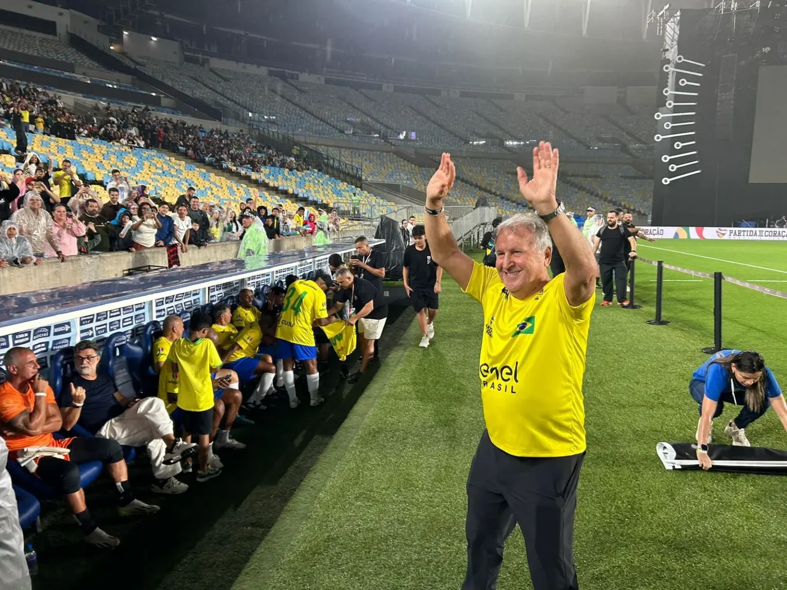 Com Show de Romário, Brasil Goleia a Itália em Jogo Beneficente no Maracanã Com Show de Romário, Brasil Goleia a Itália em Jogo Beneficente no Maracanã