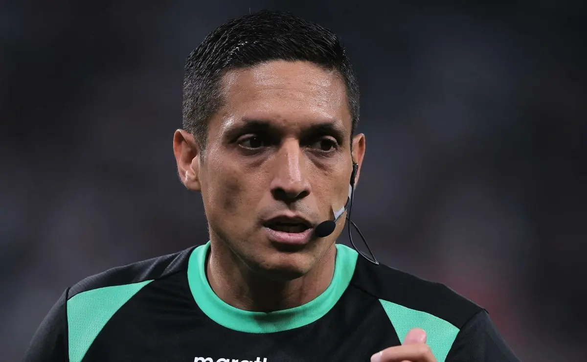 Conmebol ratifica arbitragem de Jesús Valenzuela no confronto entre Flamengo e Racing na Libertadores