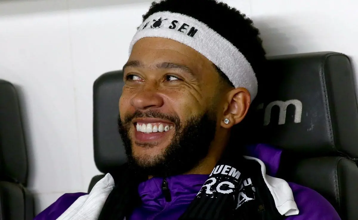 Corinthians avalia punir Memphis Depay por flagrante de risadas no banco contra o Santos