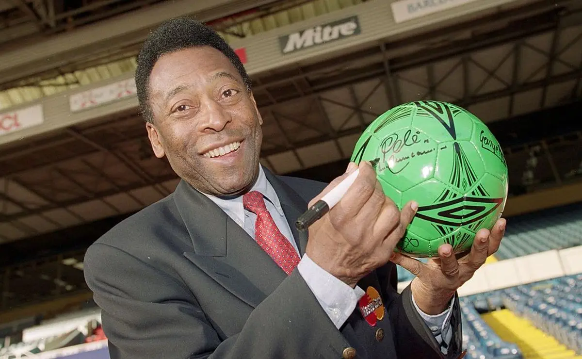 Corinthians é derrotado e Pelé provoca com Santos nas redes sociais