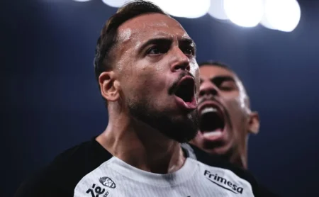 Corinthians volta atrás e negocia permanência de Maycon para 2026