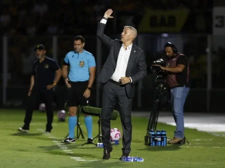 Crespo vê momento delicado no São Paulo e exige autocrítica: "Estamos fazendo tudo como antes?"