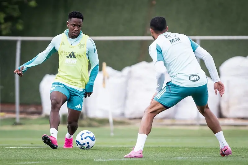 Cruzeiro: Sinisterra retorna aos treinos e surge como opção contra o Palmeiras