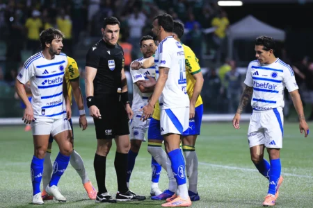 Cruzeiro lidera ranking de expulsões e cartões no Brasileiro; veja top-5 Cruzeiro lidera ranking de expulsões e cartões no Brasileiro; veja top-5