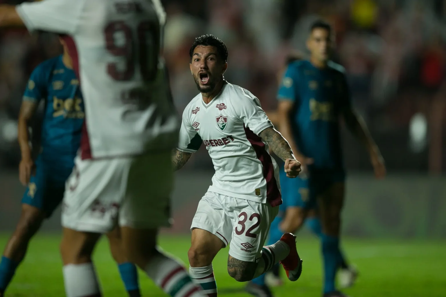 De desconhecido a craque da torcida em curto espaço de tempo: Lucho destaca-se no Fluminense De desconhecido a craque da torcida em curto espaço de tempo: Lucho destaca-se no Fluminense