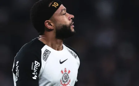 Depay desabafa sobre lesão: Essa dor não para Depay desabafa sobre lesão: "Essa dor não para"