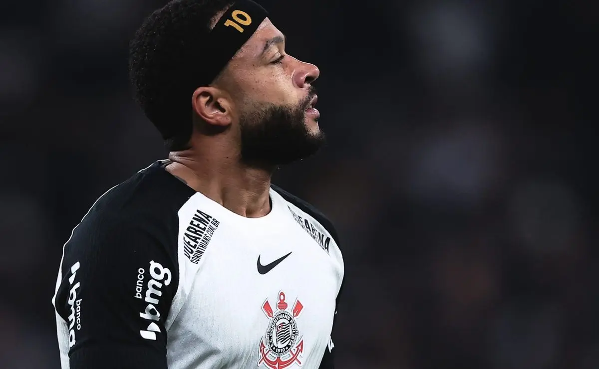 Depay desabafa sobre lesão: Essa dor não para Depay desabafa sobre lesão: "Essa dor não para"