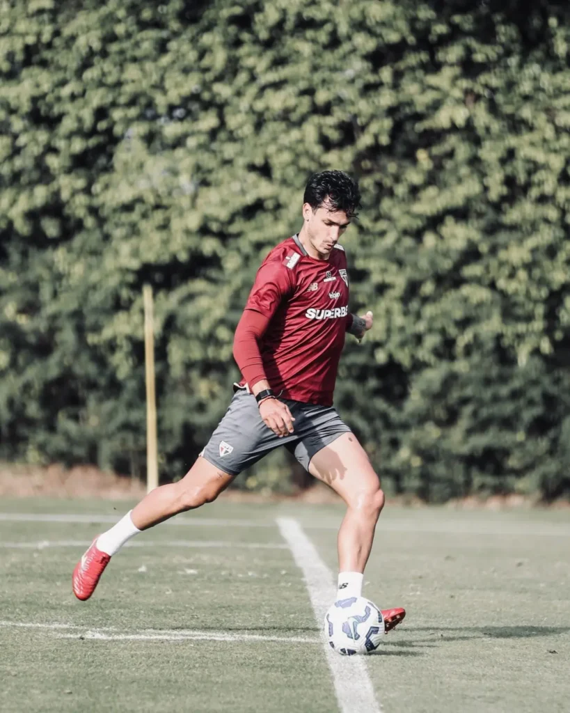 Dinenno passa por artroscopia no joelho e inicia sua recuperação no São Paulo Dinenno passa por artroscopia no joelho e inicia sua recuperação no São Paulo