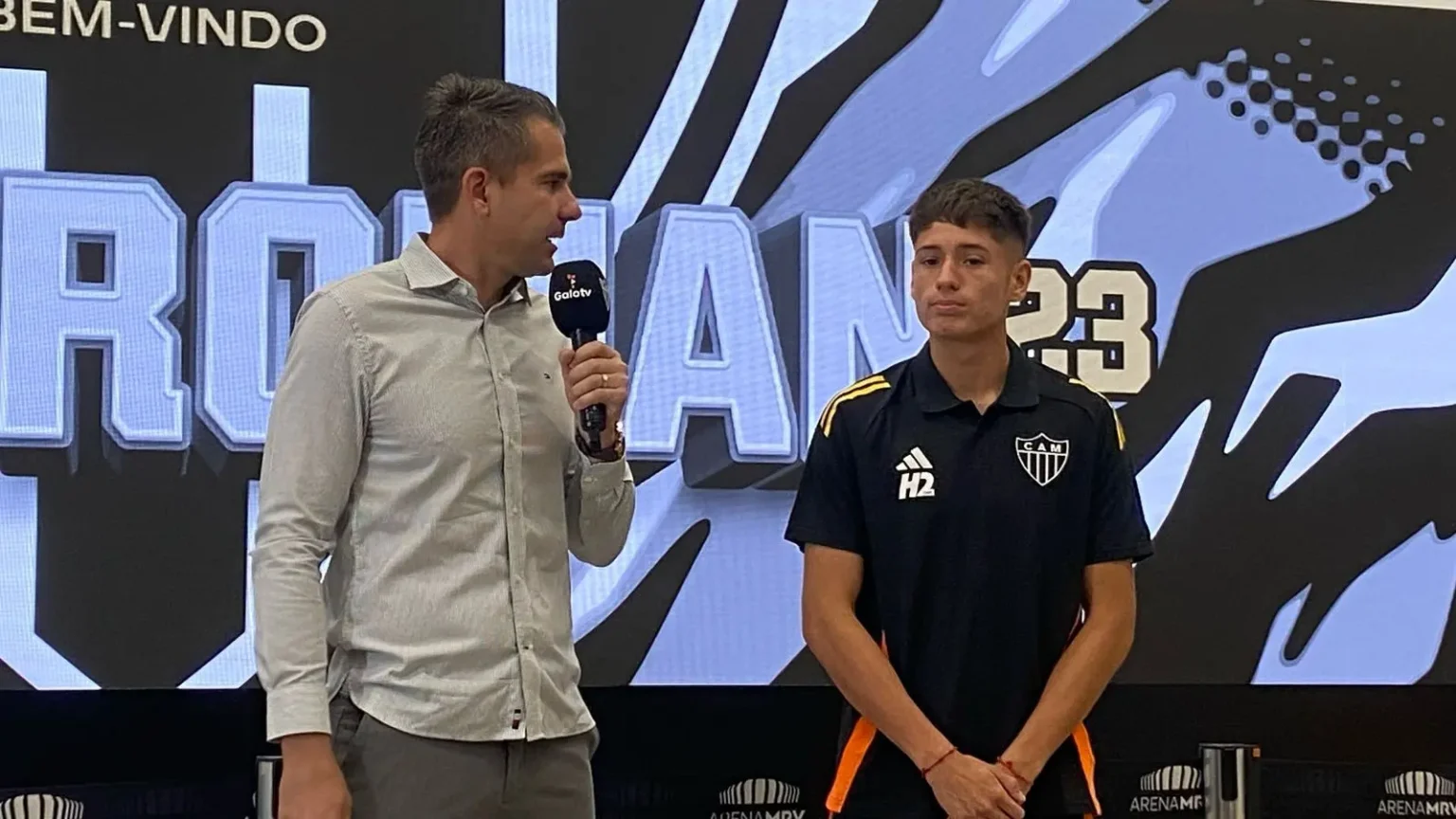 Dirigente do Atlético-MG não descarta sacrifício de posição para zagueiro em clássico